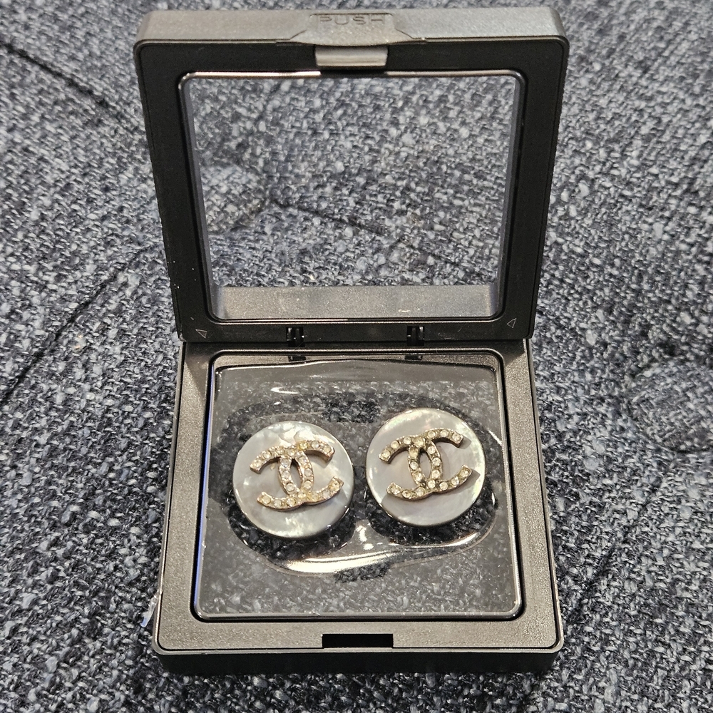 CHANEL Pearl Gray and Gold Crystal Earrings - Picture 2 of 10